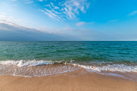 空海滩与黄色的沙子和绿松石水