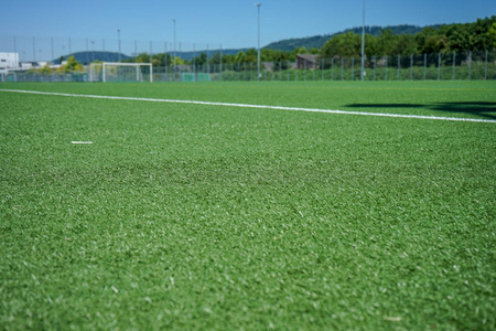 足球或足球场上的白色线条和绿荫塑料草