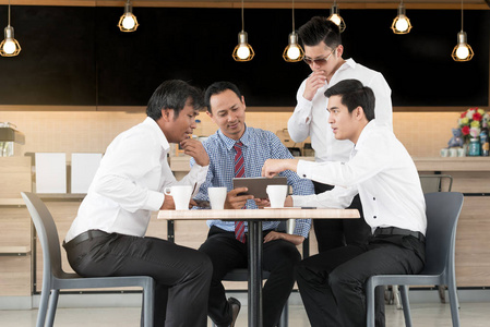 亚洲商务团队在咖啡厅举行会议, 团队合作 Concep