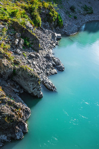 岩石进入 Katun 河的绿松石水域。阿尔泰山, 南西伯利亚, 俄罗斯