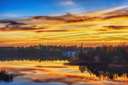 在湖岸边的夕阳, 天空与云彩反映在水中