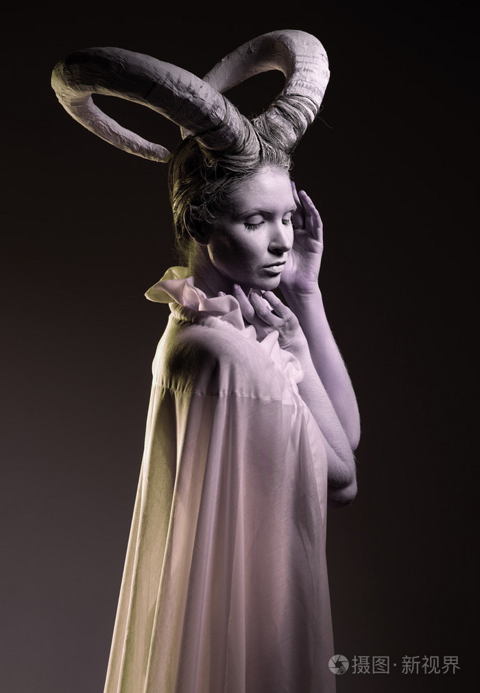 山羊人体艺术的女人