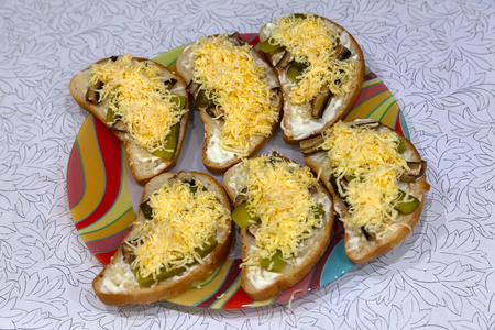 六个三明治躺在一个盘子里, 上面是奶酪和黄瓜的面包餐。国菜