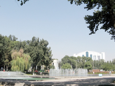2007 年 3 月独立广场的喷泉塔什干视图