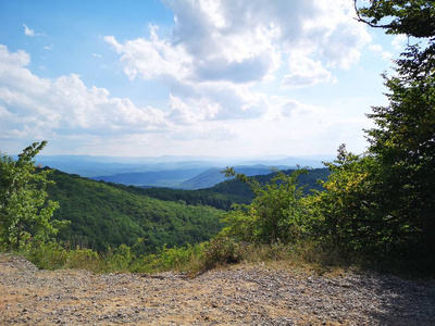 绿色丘陵与森林在它的.低山与植物和蓝色地平线宽广在克里米亚半海岛.