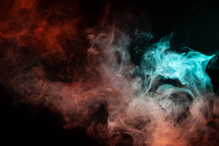 五颜六色的烟雾从一个黑色的孤立的背景上的奇怪神秘的形式的绿色和红色的蒸汽。抽象形式的明亮云