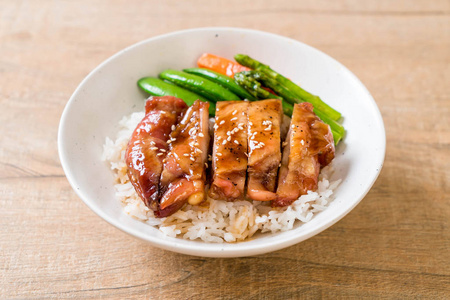 红烧鸡饭碗亚洲风味