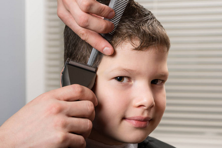 发型师用理发剪剪男孩的头发