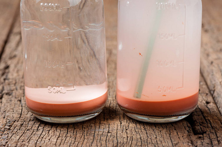 石灰石溶液是石灰石糊状与水混合, 不受干扰, 让石灰石颗粒在泰国食品