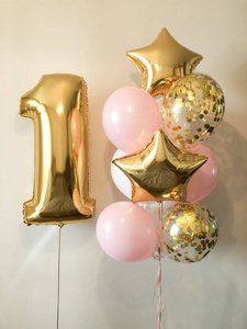 氦气球的组成白色, 粉红色, 透明的五彩纸屑, 以及一个金色的金星和一个金色的大图形。给一个女孩1年的礼物