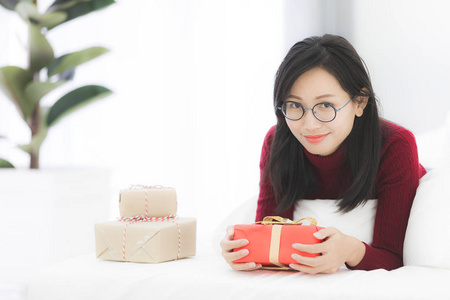 亚洲逗人喜爱的妇女与礼物盒为情人节