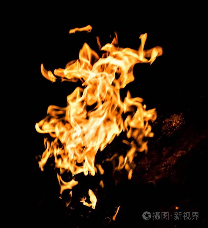 黑色背景上的火火焰