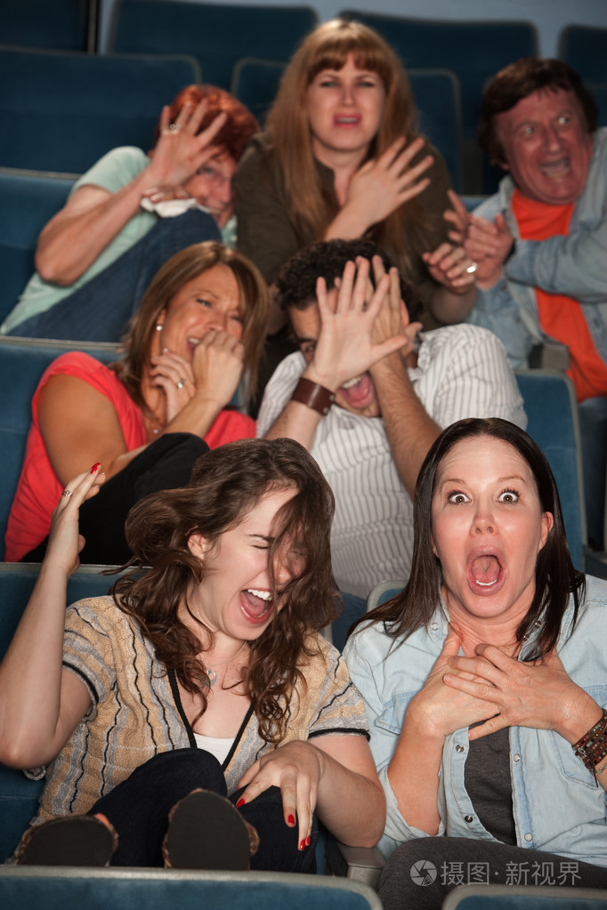 惊慌失措的人们在一家剧院