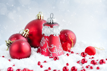 圣诞红球在雪地上喜庆的背景图片