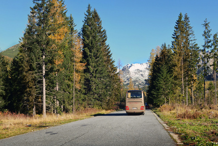 现代旅游巴士在山区道路上