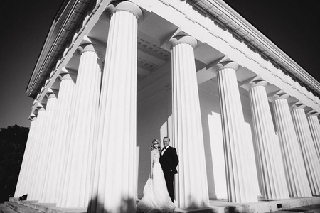 婚礼上的男人和女人站在大柱子附近