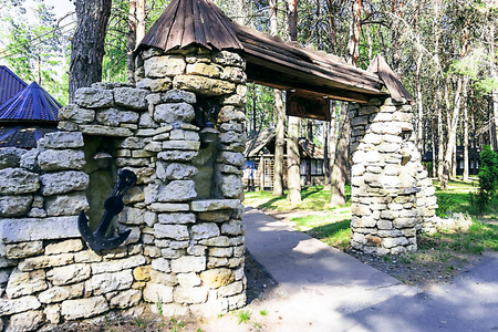 由太阳照亮的美丽的石拱门照片