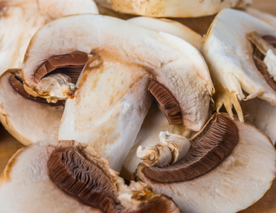 美味的原始 agraicus 蘑菇在木制的背景