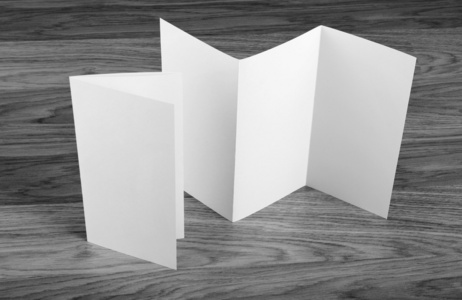 Tom fllbara sidigt hfte p tr bakgrund木制背景空白折叠页的小册子