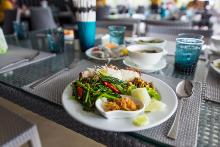 亚洲大米肉和蔬菜现代桌上