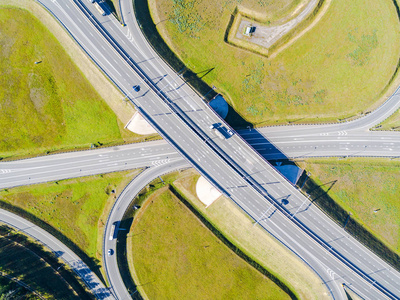 城市道路鸟瞰图。汽车跨越立交立交桥。公路互通交通。公路空中鸟瞰图。高速公路。路口。汽车通过。上方视图