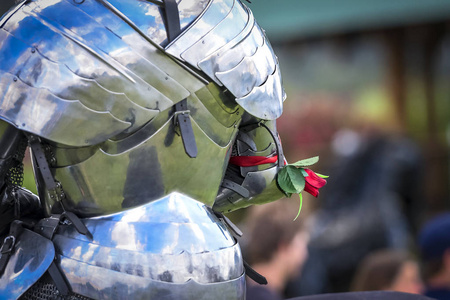 关闭中世纪骑士的盔甲与玫瑰附在它, 决斗锦标赛照片