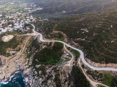 Erdek TurankoyBalikesir 森林中的海浪和岩石的空中无人机视图。自然在城市