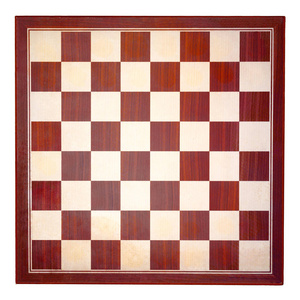 白色方形背景下棕褐色木棋盘的顶部视图
