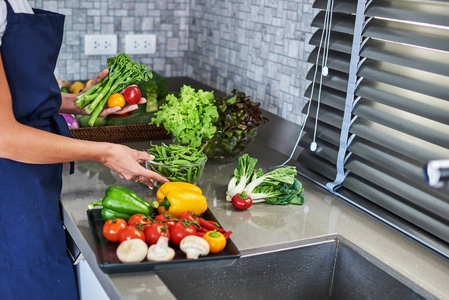 厨房, 洗蔬菜。健康饮食理念