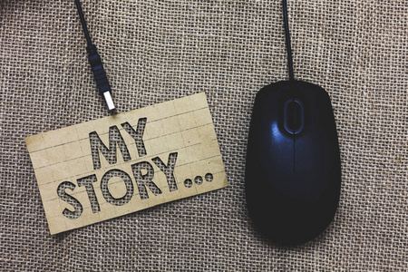 文字写我的故事..。告诉某人或读者关于你如何生活的商业概念纸板电脑鼠标黄麻背景表达想法打字需要