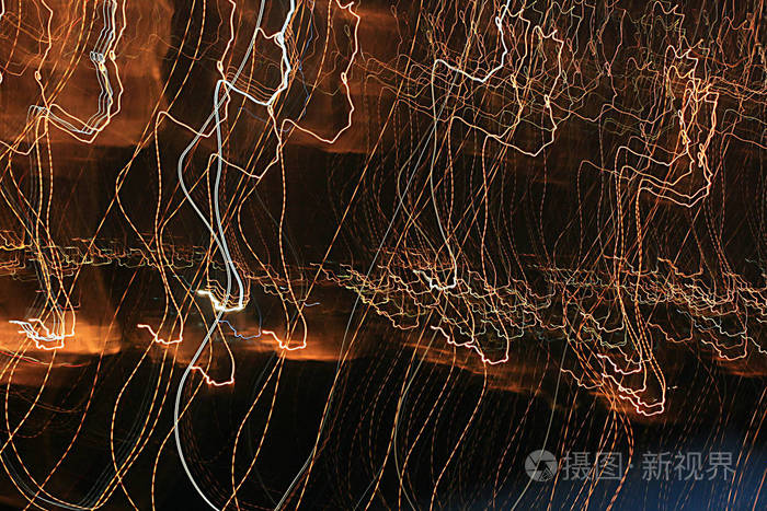 黑色背景上明亮的断线和曲线