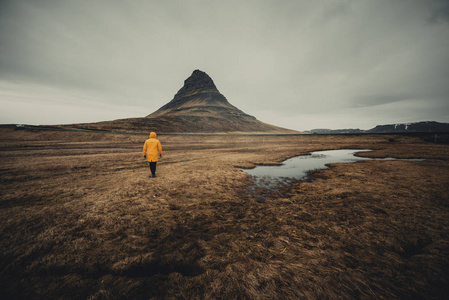 探索冰岛土地的人