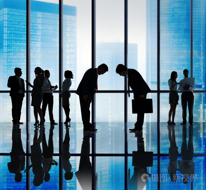 商界人士鞠躬下来在办公室