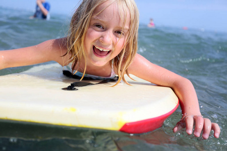北威尔士金发碧眼的白种7岁女孩 bodyboarding 在海里