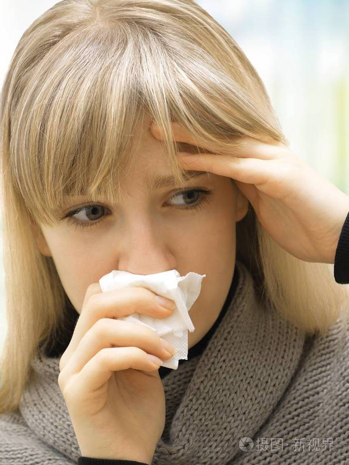 年轻女子使用纸巾擤鼻涕过敏病