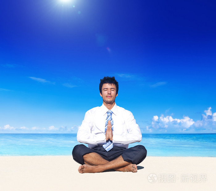 在海滩上冥想的商人