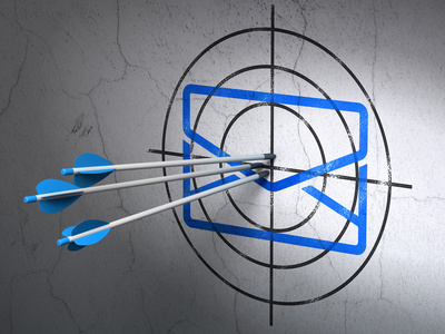 经营理念: 箭头中的背景墙上的电子邮件目标飞镖箭射中目标商人从时间