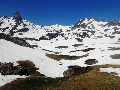 高比利山脉, 草地仍然下雪, 夏季和其解冻