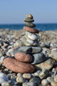 五颜六色的海卵石海滩上美丽的圆石
