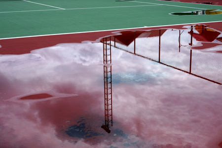 在网球场上的雨水