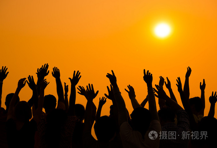人们举起手起日落