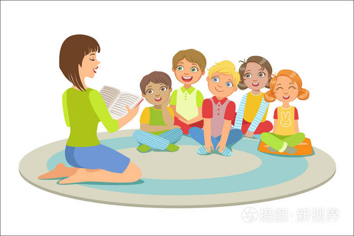 群小的孩子围坐在地上读故事的老师