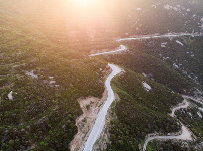 空中无人机视图的山方式日落在森林在 Erdek TurankoyBalikesir 土耳其。自然在城市
