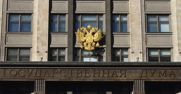 在国家杜马大楼上的双头鹰。莫斯科