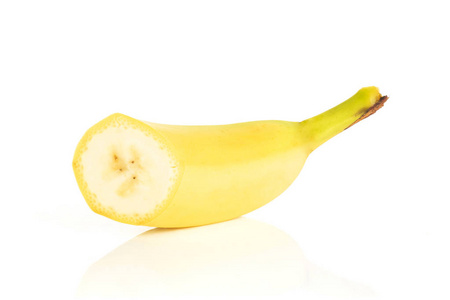 白色背景的新鲜黄色香蕉的一半被隔绝了照片