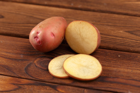 成堆的马铃薯躺在木板上