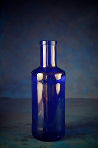 桌子上的蓝色玻璃瓶图片