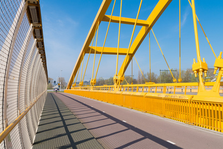 黄色拱桥