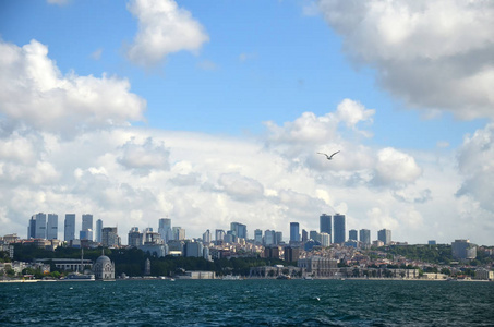 美丽的伊斯坦布尔天际线与白云和蓝天。从马尔马拉海的海洋看