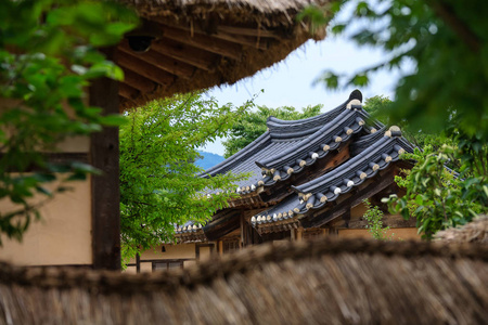 韩国儒家村瓦屋顶屋图片